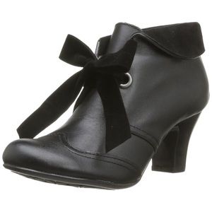 Black leather booties 🎀